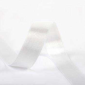 Satinband 15 mm in Ecru auf der Rolle, glänzende Oberfläche